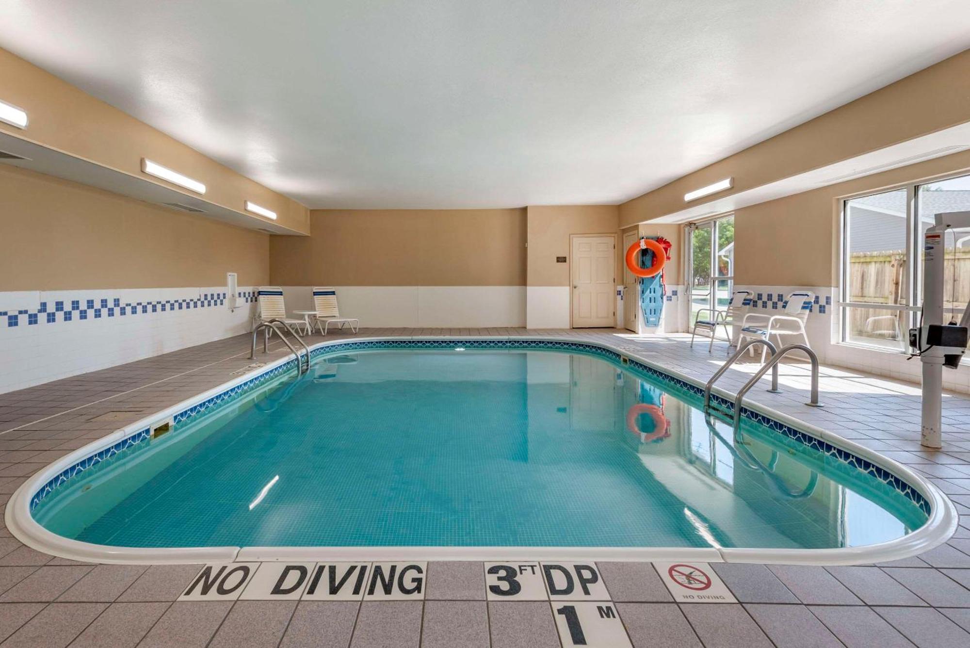 Comfort Suites Terre Haute University Area Ngoại thất bức ảnh